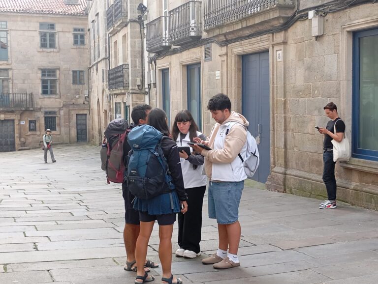 Así é o día a día dos informadores turísticos: un grupo de traballadores que busca sensibilizar aos turistas en Santiago para unha convivencia harmónica