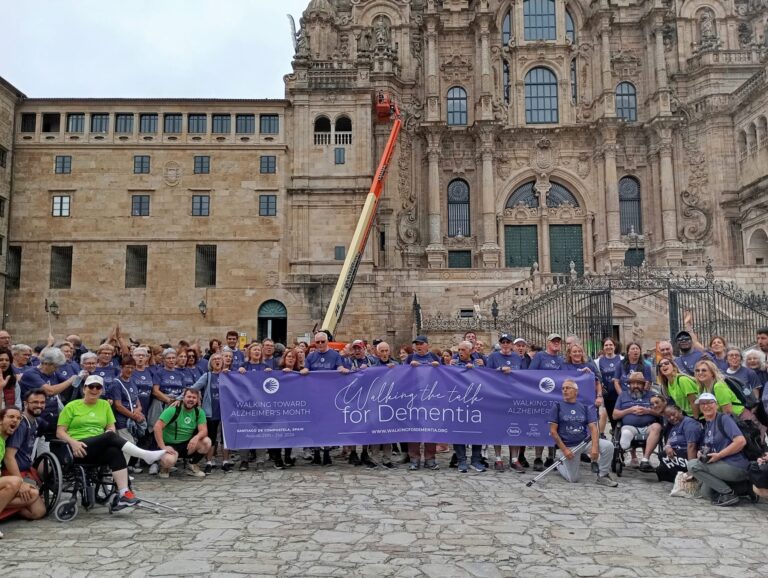 Santiago recibe a decenas de científicos e pacientes con demencia que peregrinan para dar voz á doenza