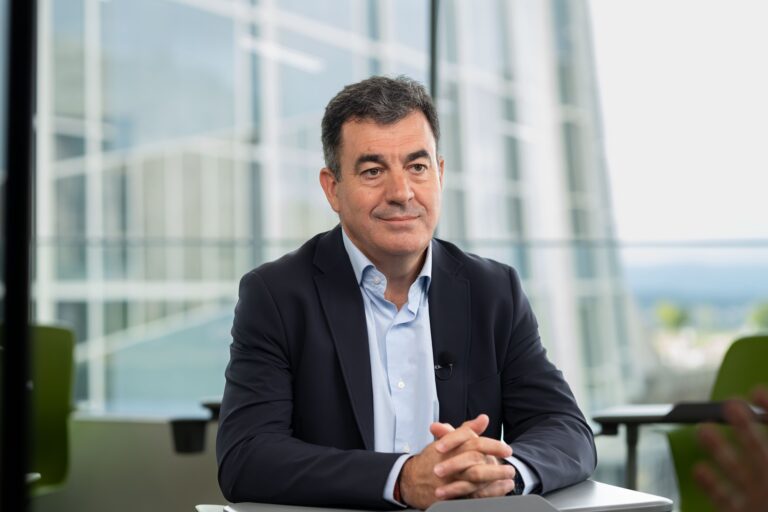 O conselleiro insiste na voluntariedade do E-Dixgal ante as críticas no CEIP Lamas de Abade