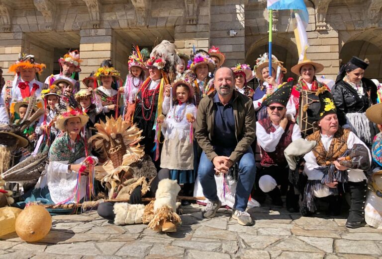 Máis de 400 representantes dos Entroidos galegos desfilan por Santiago para promover a desestacionalización