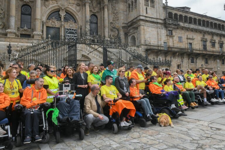 Un grupo de 70 persoas con esclerose múltiple finaliza o Camiño de Santiago para solicitar máis apoio ás autoridades