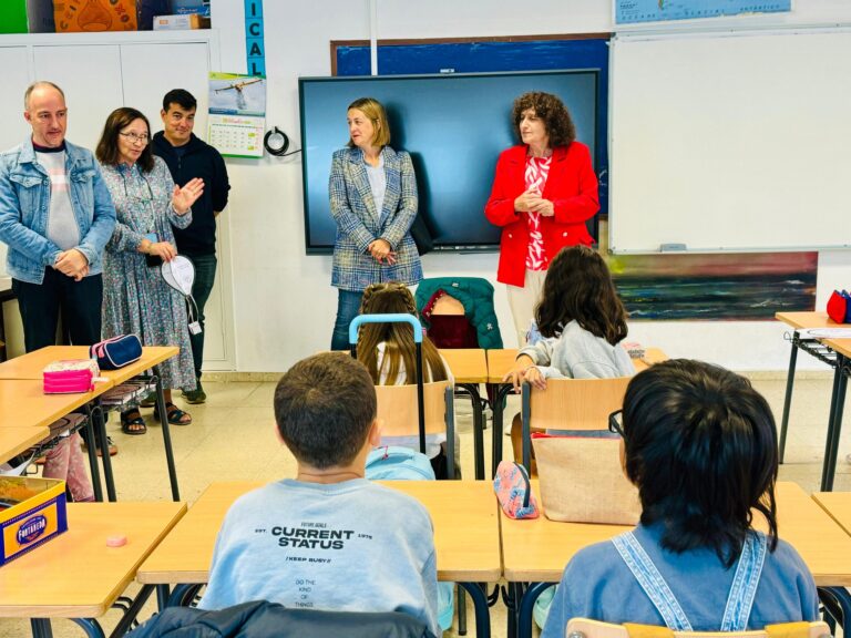 A alcaldesa traslada o seu apoio ás demandas de docentes para que os cocientes nas aulas sexan máis baixas