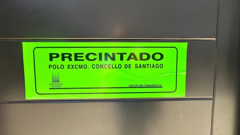 Precintadas tres vivendas turísticas sen licenza municipal en Santiago de Compostela