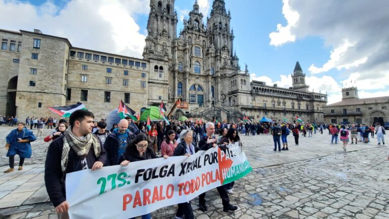 Centos de persoas protestan en Santiago pola situación en Palestina