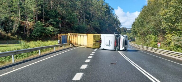 O envorco dun camión obriga a cortar temporalmente a N-525 ao seu paso por Marrozos