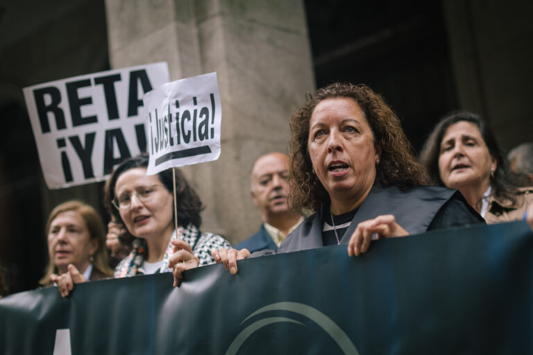 Unha vintena de avogados afectados pola mutualidade protestan ante un acto de Elma Saiz na cidade