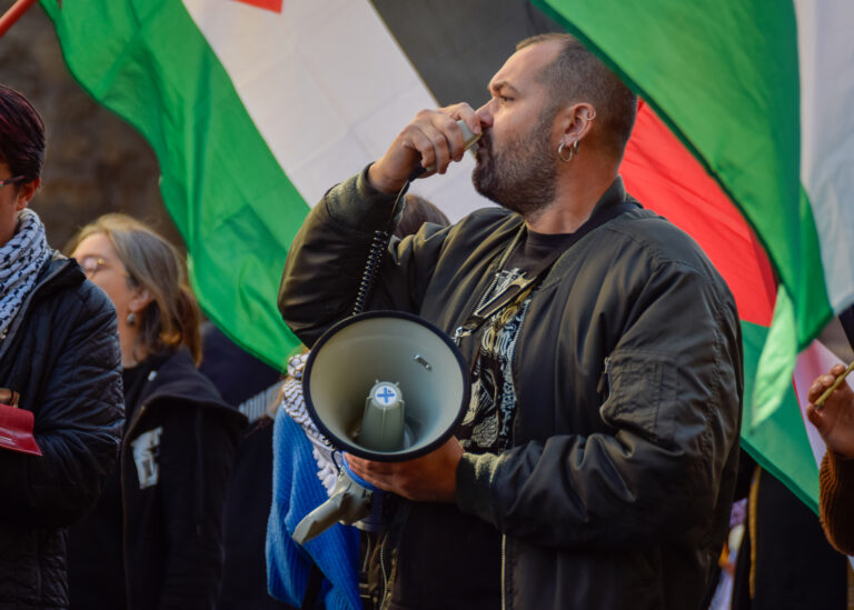 FOTOS: Multitudinaria manifestación pasada por auga esta mañá en defensa do pobo palestino