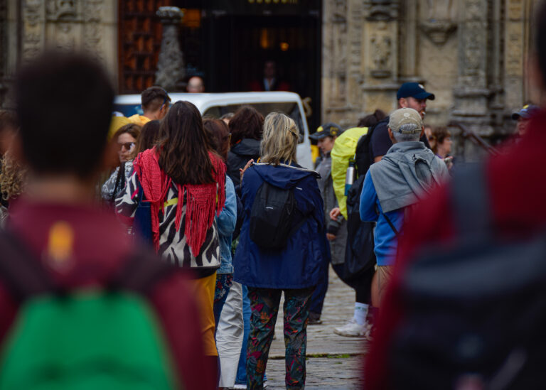 Raxoi critica “o fondo e a forma” da taxa turística, pero asegura que traballa para pola en marcha