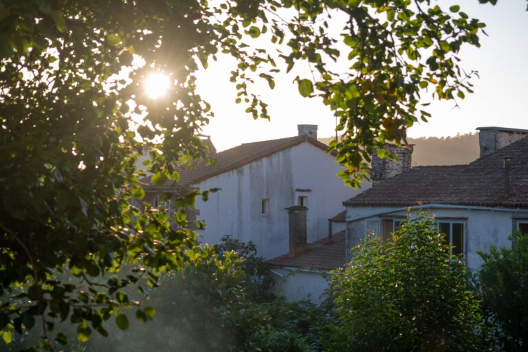 Santiago aproba subir o 50% o IBI de vivendas baleiras