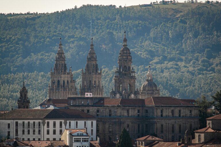 A Xunta de Goberno autoriza obras no conxunto catedralicio e aproba melloras na Quinta dos Fuentes e en Verdía