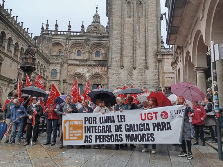 Decenas de pensionistas maniféstanse dende Praterías ata O Toural por unha lei que blinde os seus dereitos e reclaman “máis respecto”