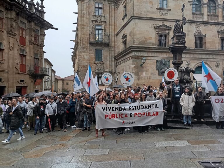 Máis dun centenar de estudantes maniféstanse na cidade para reclamar unha vivenda digna