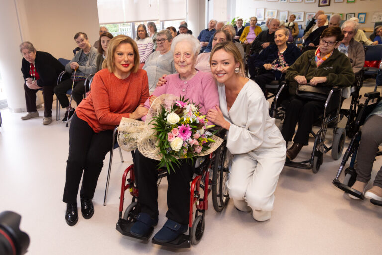 A conselleira de Política Social acompaña a Mari Carmen Figueira no seu 100 aniversario