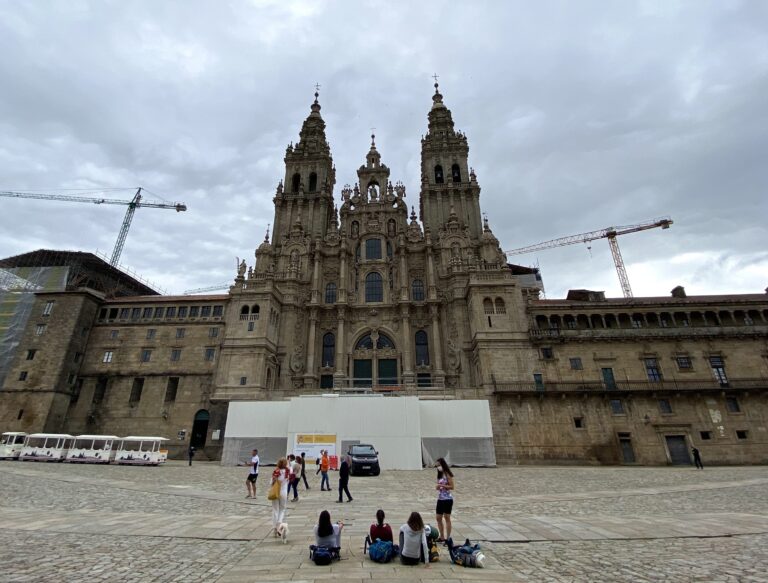 Reunión do conselleiro de Facenda e a alcaldesa de Santiago para tratar a taxa turística