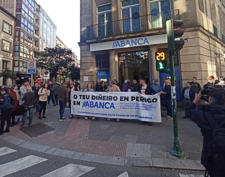 Concentración diante da Abanca para denunciar que a entidade “se nega” a devolver diñeiro a clientes estafados