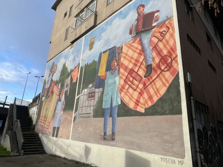 O mural ‘O tendal cuántico’ une ciencia e cultura rural na rúa Bernardo Barreiro de Santiago