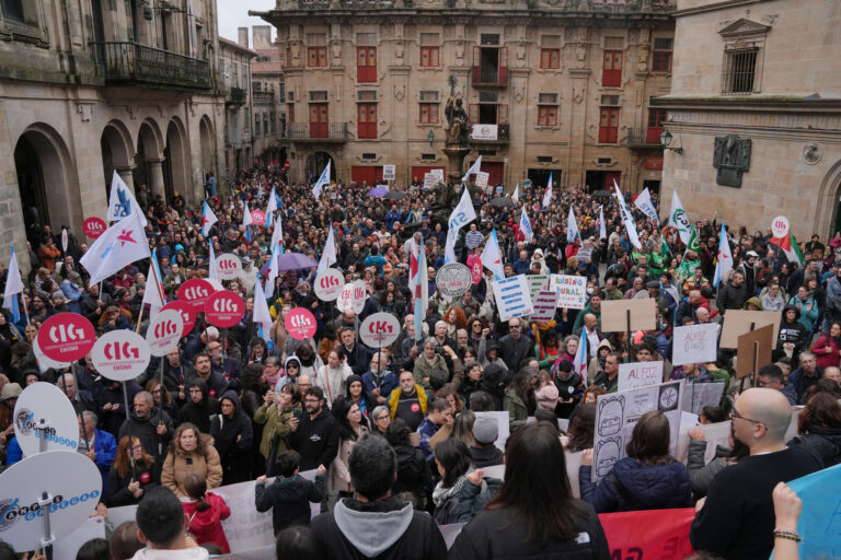 Profesorado e familias protestan en Santiago contra os recortes educativos da Xunta