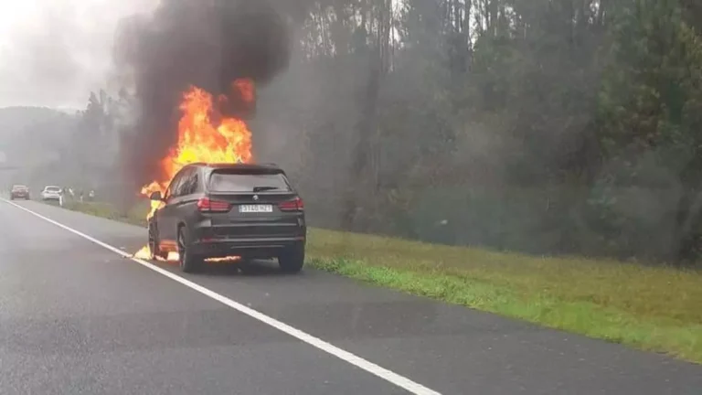 Arde un coche de alta gama no corredor Brión-Noia sen causar feridos