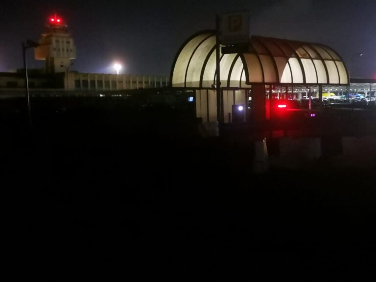 USO-AENA denuncia a falta de iluminación no aparcamento de longa estancia do Aeroporto de Santiago