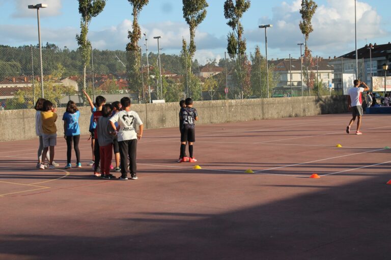 O Día do Deporte reúne no Milladoiro a numerosas familias para promover a actividade física