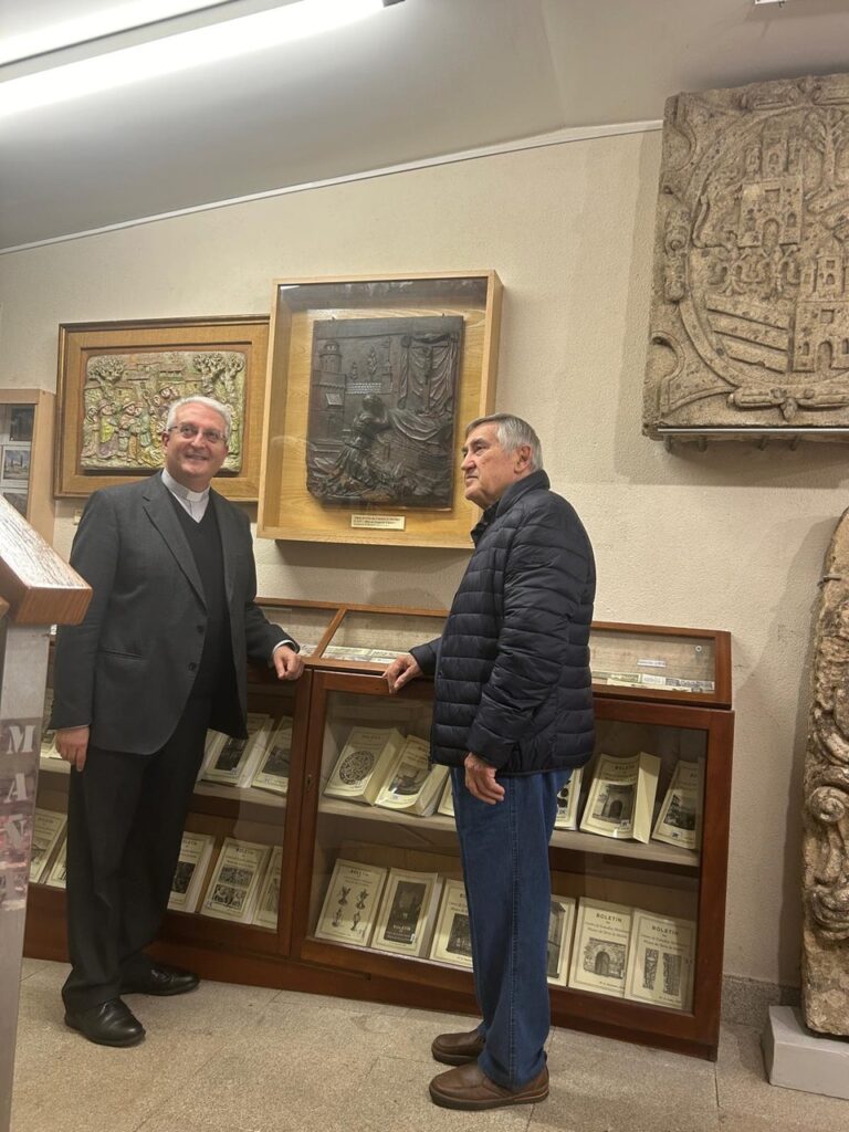 O Museo de Melide doa á Catedral de Santiago unha táboa do coro histórico da basílica
