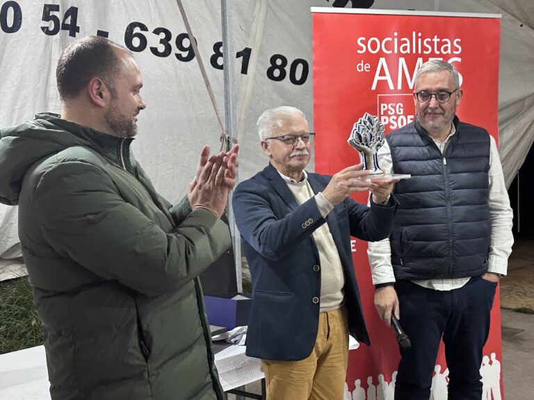 Os Socialistas de Ames homenaxean a Manolo Paz pola súa traxectoria na agrupación local