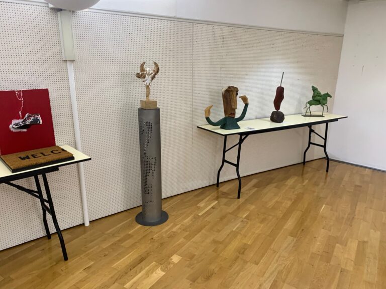 A Asociación Área Empresarial do Tambre inaugura a exposición ‘Hormas’, de Ramón Álvarez