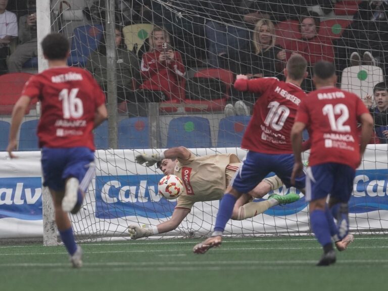 A SD Compostela vence ao Bergantiños cun contundente 0-4 e ascende na clasificación