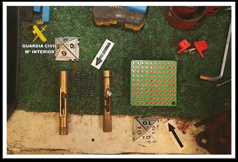 Investigado por fabricar armas caseiras nun taller da casa que vendía por Internet