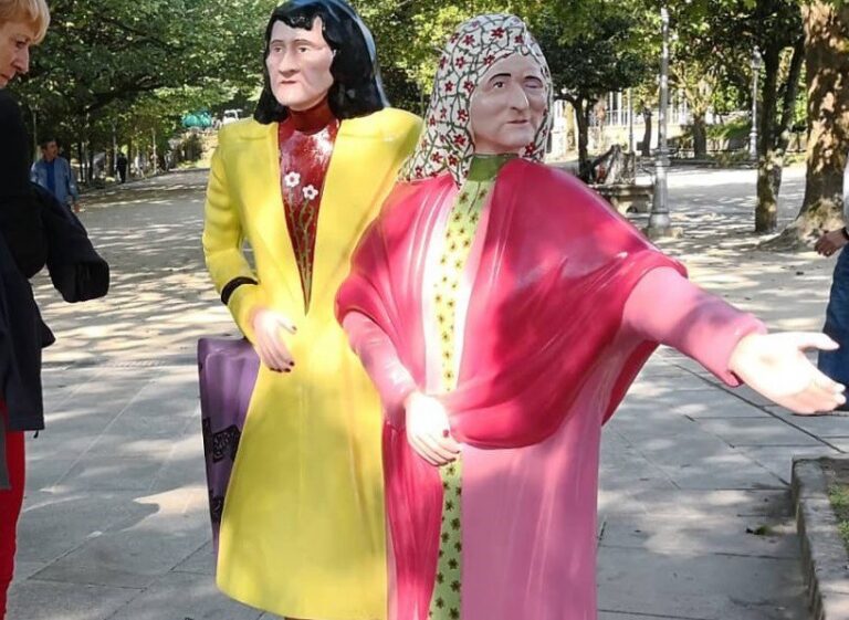 Morre o escultor César Lombera, autor das esculturas das Dúas Marías e Valle Inclán na Alameda