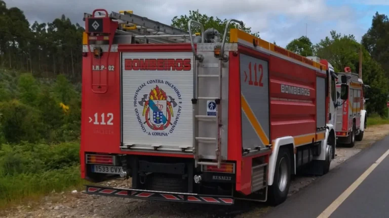 Arde unha leira nas inmediacións da estación de tren de Santiago e escoítanse explosións sen causa clara