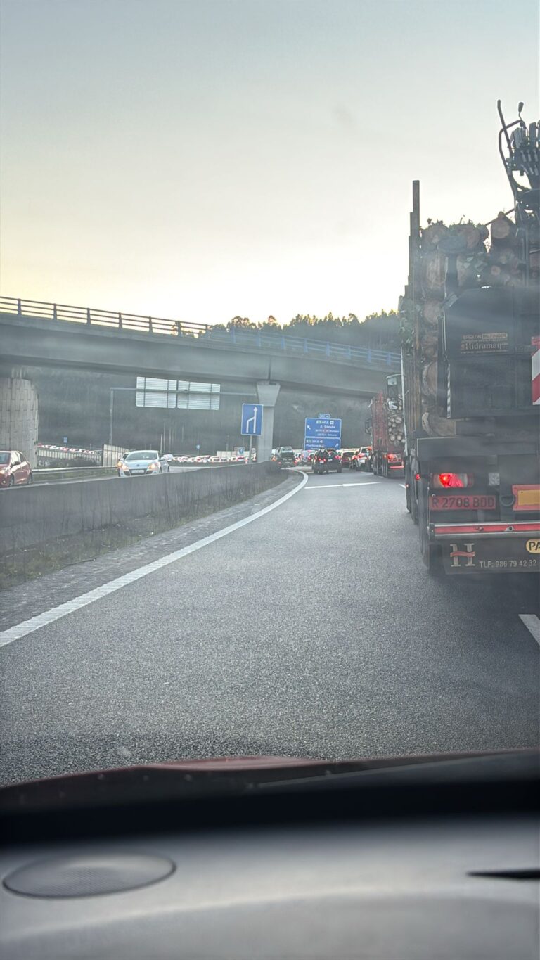 Un camión ardendo causa retencións quilométricas na AG-56 na contorna de Santiago