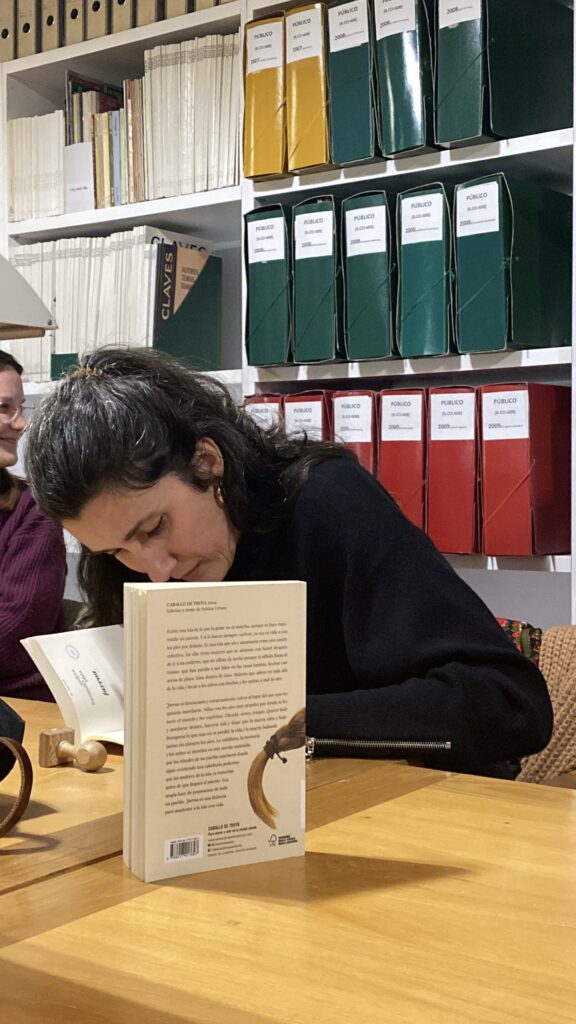 Andrea Fernández firmando un exemplar no encontro