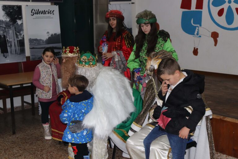 Brión reúne ás familias para visitar aos Reis Magos no polivalente por mor da choiva