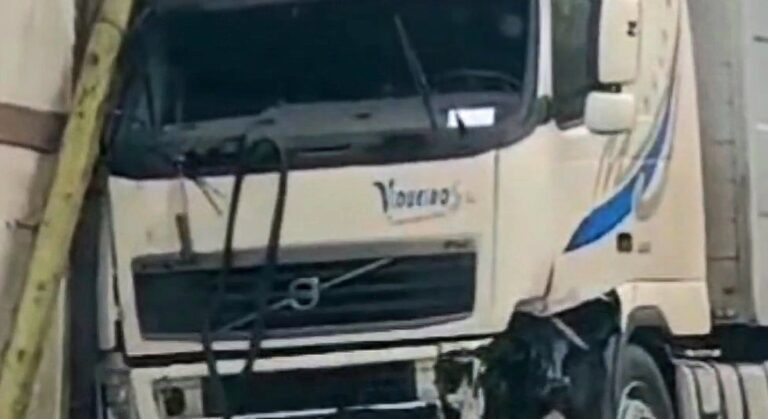 (Vídeo) Un camión encáixase contra unha casa tras unha saída de vía na Sionlla