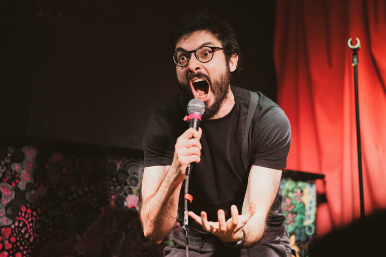 Sergi Llácer e Anxo presentar o espectáculo humorístico ‘Un frenesí’ no bar Camalea