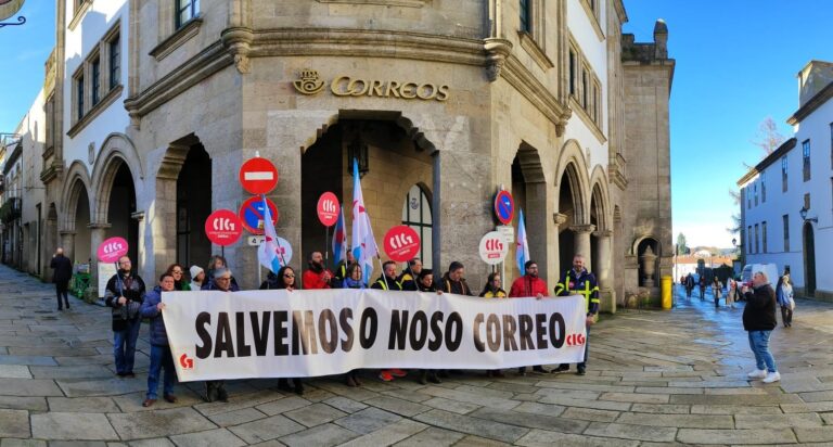 Protesta ante a sede de Correos no Franco contra “o recorte de servizos” e a “precarización laboral”