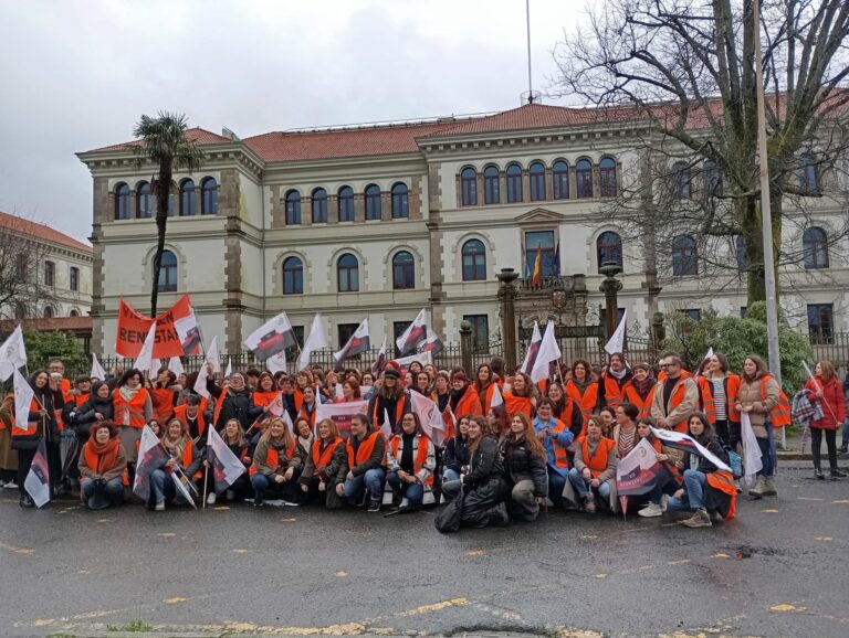 Decenas de persoas reclaman fronte á sede da Xunta un sistema público de atención á dependencia e esixen un pacto político