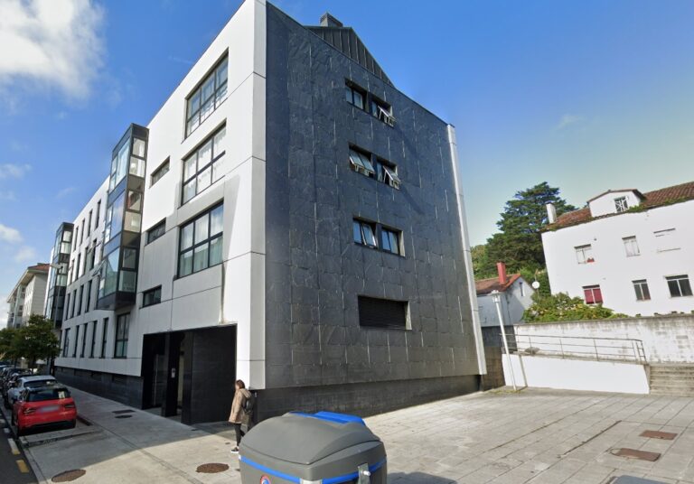 Un incendio nun garaxe en Santa Marta obriga a desaloxar varios veciños