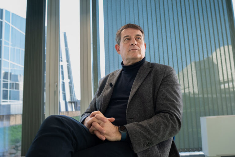 Besteiro respecta o texto en apoio aos edís socialistas expulsados en Santiago mais insiste: “todos” deben cumprir as normas