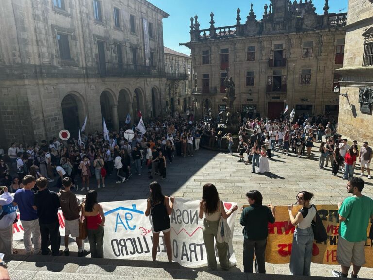 Mobilización de estudantes en protesta pola vivenda en Santiago con seguimento moderado