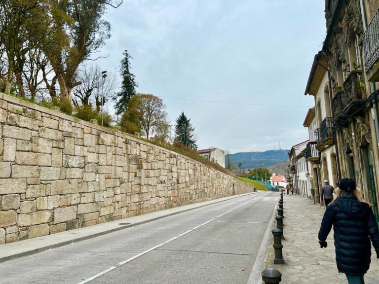 O Concello prevé reabrir a vindeira semana a rúa do Pombal tras completar as obras