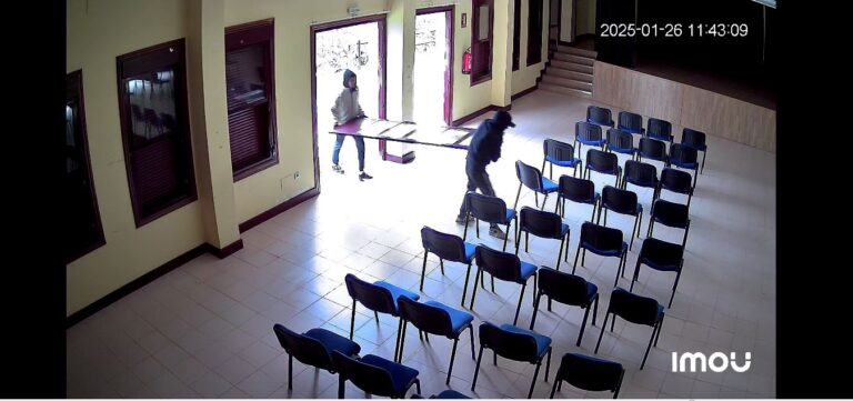 Rouban a plena luz do día portas e xanelas dun local público de Vedra