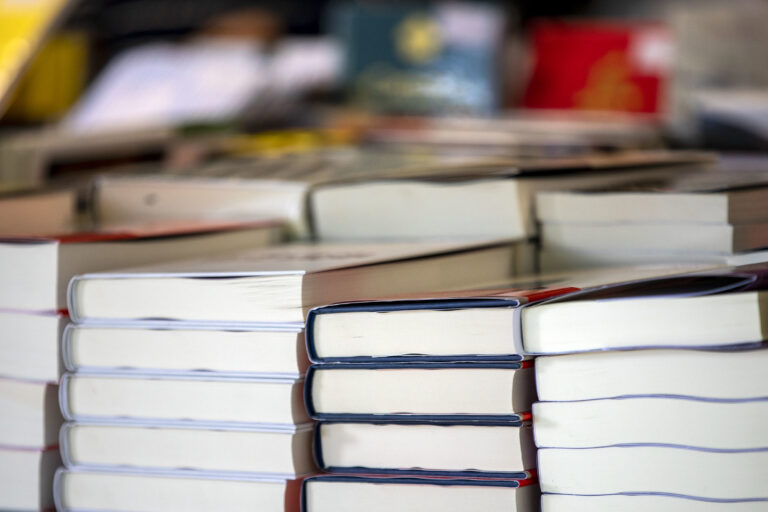 Santiago celebra ‘LeComigo’ este domingo, un encontro para ler en silencio e falar con vinte escritores