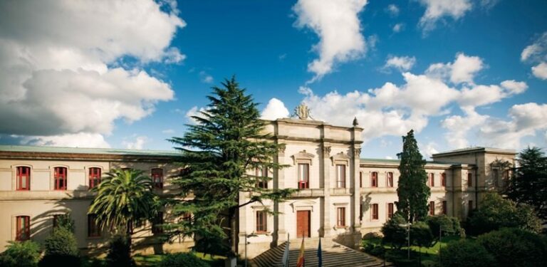 O estudantado e persoal docente mobilízase ante o Parlamento para reclamar a continuidade do Máster en Matemáticas da USC