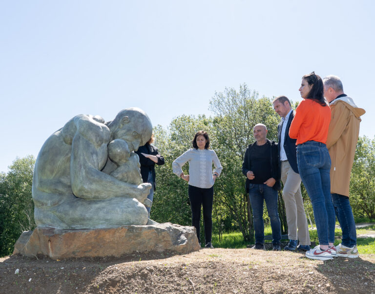 O Bosque de Galicia presenta a escultura ‘Paternidade’ de Ramón Conde no Monte Gaiás