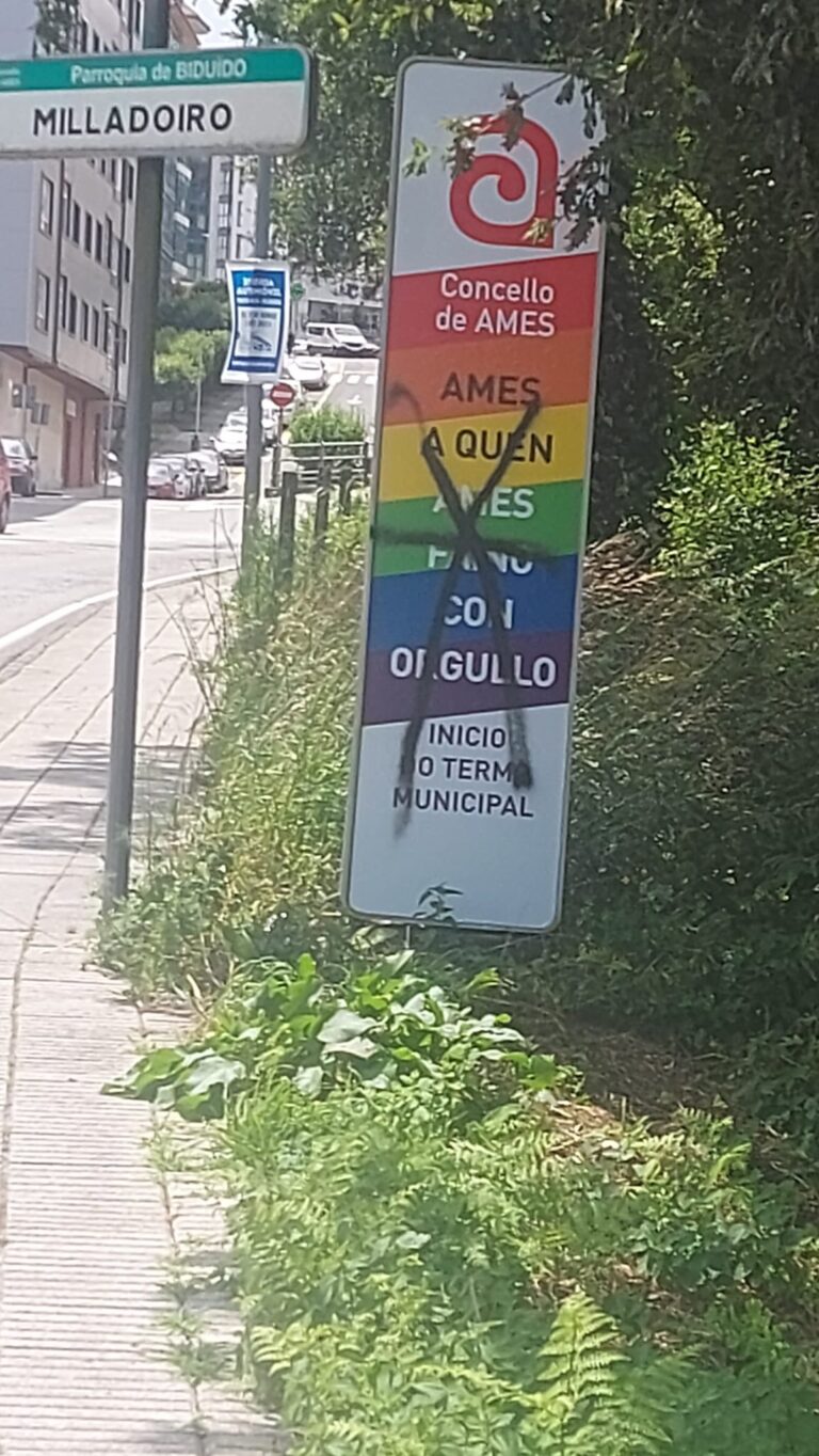 Movemento Sumar insta a restaurar o cartel LGTBIQA+ queimado no Milladoiro
