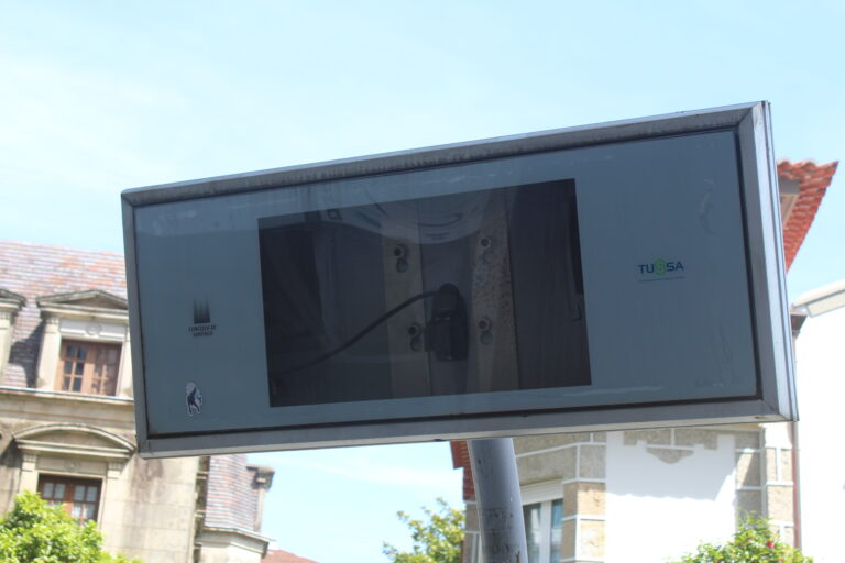 Rotura de cristais e servizos mínimos sen cubrir na folga do transporte en Santiago