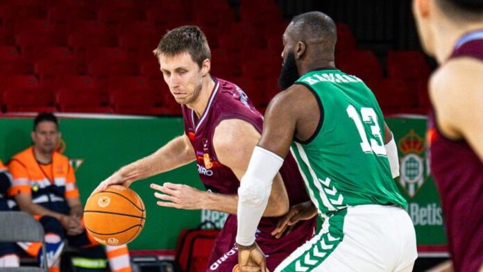 O Monbus obradoiro durante o partido contra o Betis - CompeticionesFEB