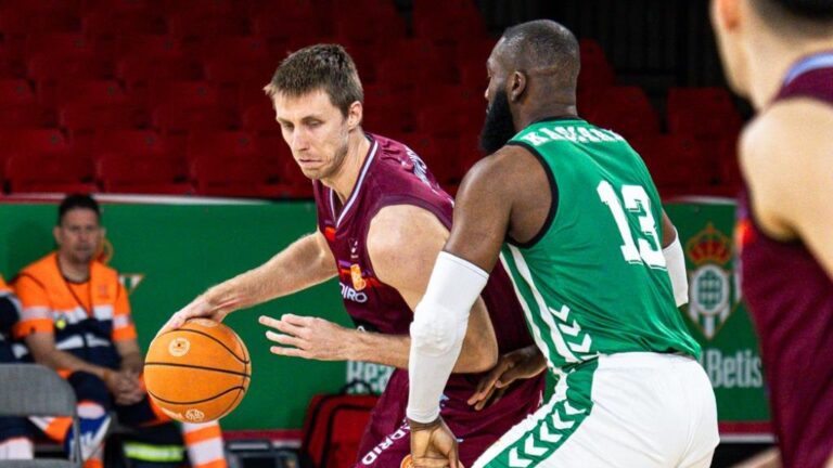 O Monbus obradoiro durante o partido contra o Betis - CompeticionesFEB